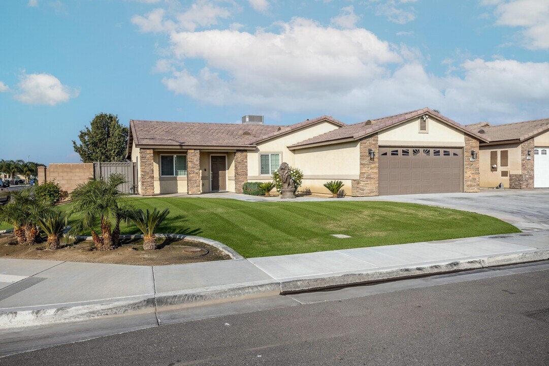 6212 Ajooni Ct in Bakersfield, CA - Building Photo