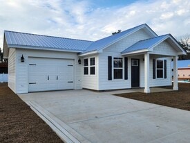 521 LANDING Ave in Florala, AL - Building Photo