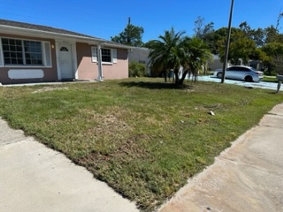 7815 Fox Hollow Dr in Port Richey, FL - Building Photo