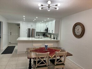 6884 N Kendall Dr in Pinecrest, FL - Building Photo - Building Photo