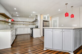 5715 Ettrick Dr in Houston, TX - Building Photo - Building Photo