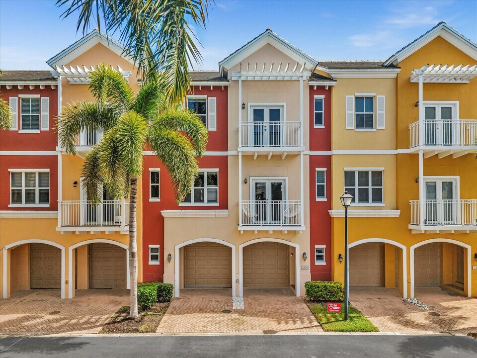 2329 Vintage Dr in Lighthouse Point, FL - Building Photo