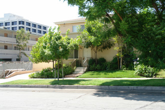 553 E Angeleno Ave in Burbank, CA - Foto de edificio - Building Photo