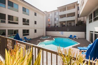 6001 Canterbury Dr in Culver City, CA - Building Photo - Building Photo