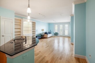 3818 Holland Ave, Unit 304 in Dallas, TX - Foto de edificio - Building Photo