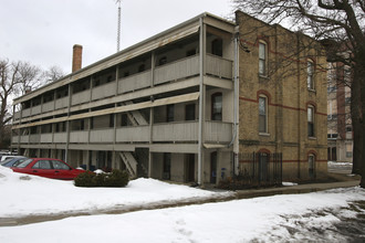 350 E Chicago St in Elgin, IL - Building Photo - Building Photo