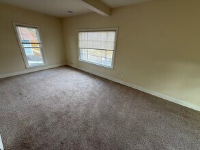 509 Oak St, Unit #2 in Stoughton, WI - Foto de edificio - Building Photo