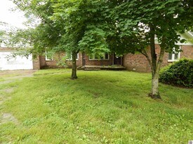 2216 Dyke Rd in Gilbertsville, KY - Building Photo