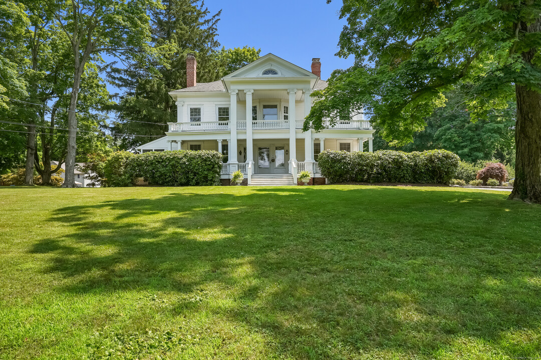 56 E Ridge Rd in Ridgefield, CT - Building Photo