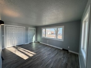 2400 N 7th St in Bismarck, ND - Foto de edificio - Building Photo