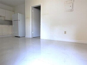 60 SW 58th Ct, Unit C in Miami, FL - Building Photo - Building Photo