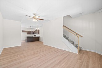 102 W Point Dr in Clarksville, TN - Foto de edificio - Building Photo