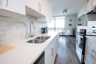 Windsor Park Plaza & Lofts in Edmonton, AB - Building Photo - Building Photo