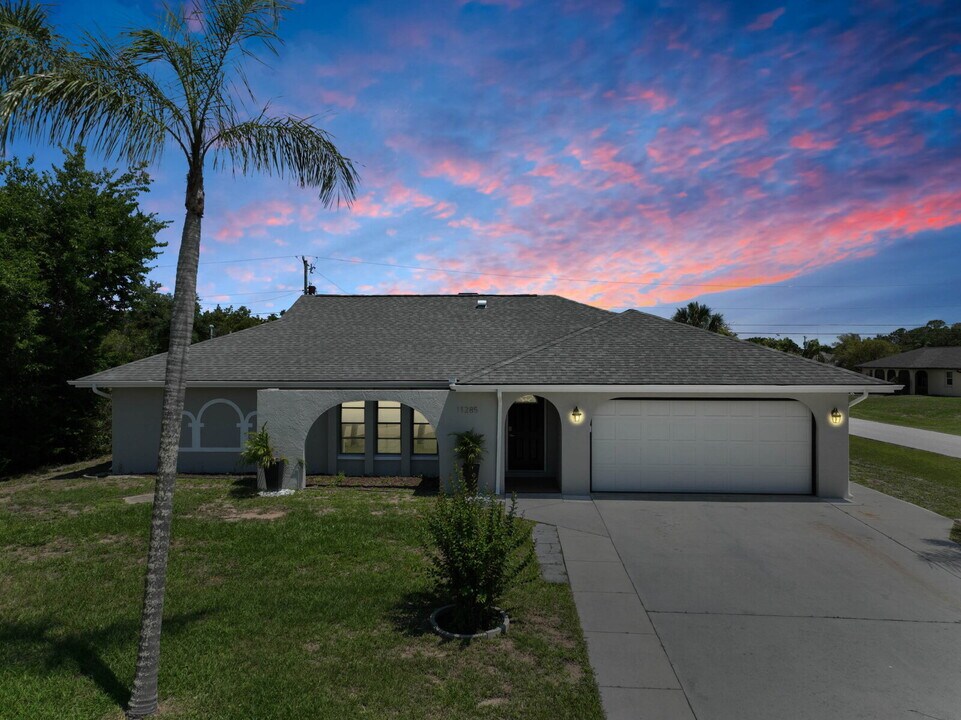 11285 Oceanspray Blvd in Englewood, FL - Building Photo
