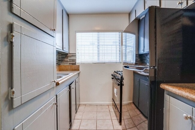 property at 2425 S Ridgeley Dr