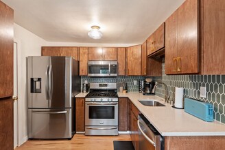 14004 SE River Rd in Milwaukie, OR - Foto de edificio - Building Photo