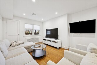 1197 E Broadway in Hewlett, NY - Building Photo - Building Photo