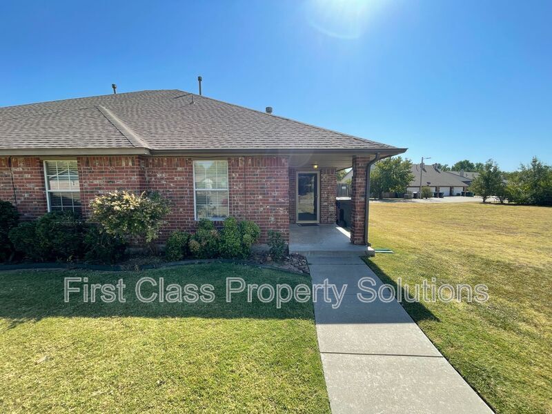 400 N Willowood Dr in Yukon, OK - Building Photo