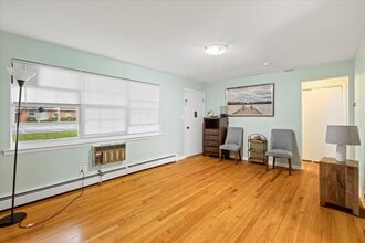 1725 Howard Ave in Des Plaines, IL - Building Photo - Building Photo