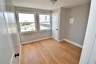184 Shore Rd in Westerly, RI - Building Photo - Building Photo