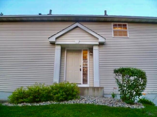 7354 Windsor Dr N in Shakopee, MN - Building Photo - Building Photo