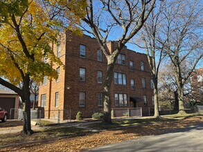 10904 S Avenue D in Chicago, IL - Foto de edificio - Building Photo