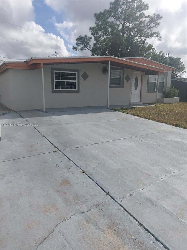 124 Apache in Lehigh Acres, FL - Building Photo - Building Photo