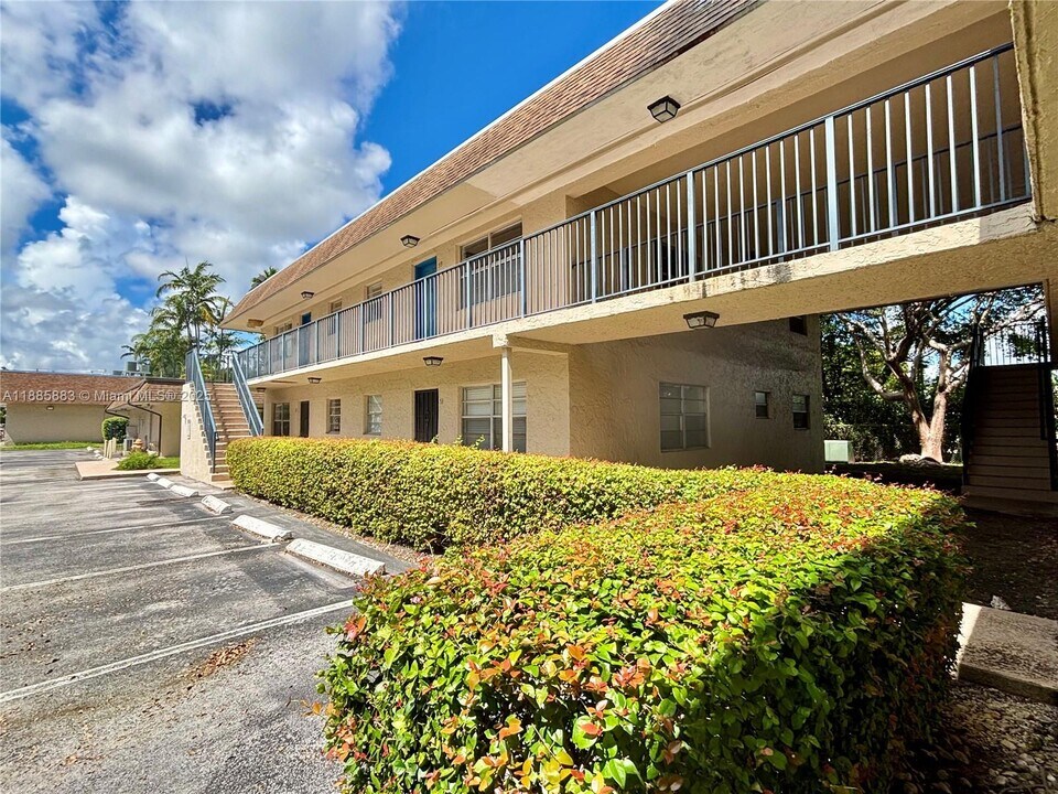 15391 S Dixie Hwy in Palmetto Bay, FL - Building Photo