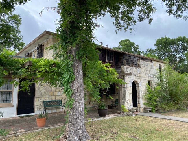 910 Nacogdoches Rd in Alamo Heights, TX - Building Photo - Building Photo