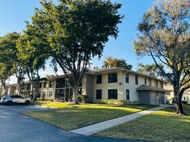 9875 Pineapple Tree Dr in Boynton Beach, FL - Building Photo