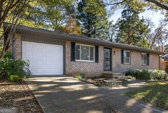 1517 Colony East Cir in Stone Mountain, GA - Foto de edificio - Building Photo