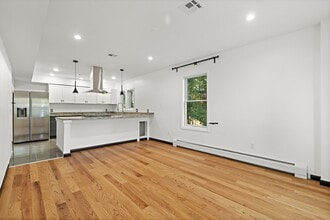 571 Hillside St, Unit 1 in Ridgefield, NJ - Foto de edificio - Building Photo