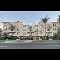 12140 Moorpark St in Studio City, CA - Building Photo