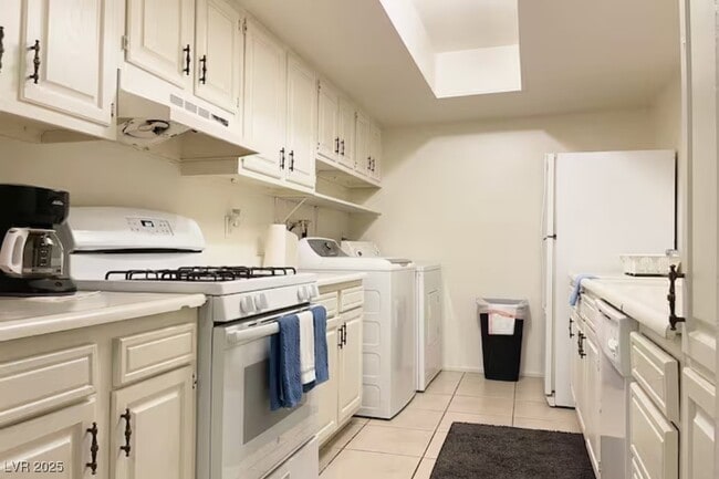 4650 Koval Ln in Las Vegas, NV - Building Photo - Building Photo