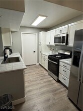 7885 W Flamingo Rd in Las Vegas, NV - Building Photo - Building Photo