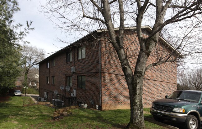 1437 S George Ave in Jefferson City, TN - Foto de edificio - Building Photo