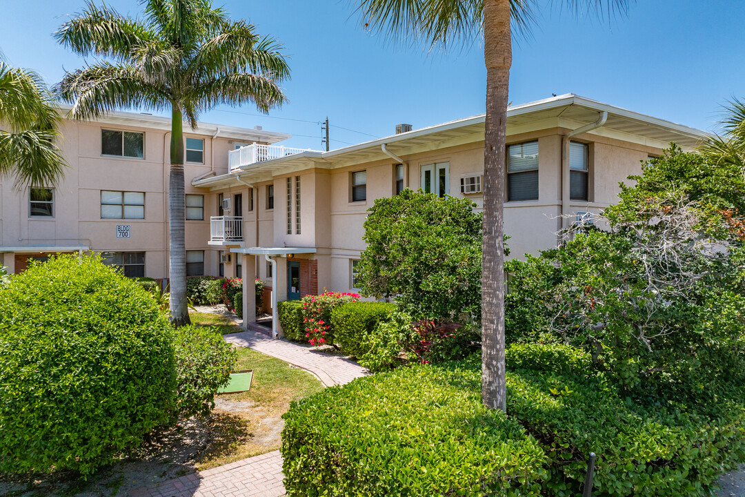 The Friendly Native Condominiums in St Pete Beach, FL - Foto de edificio