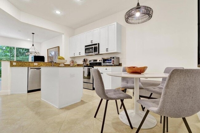 124 W Prive Cir in Delray Beach, FL - Building Photo - Building Photo