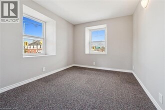 906 King St E in Cambridge, ON - Building Photo - Building Photo