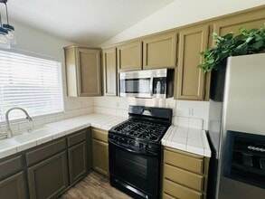 575 W Cinnamon Ave in Hanford, CA - Building Photo - Building Photo