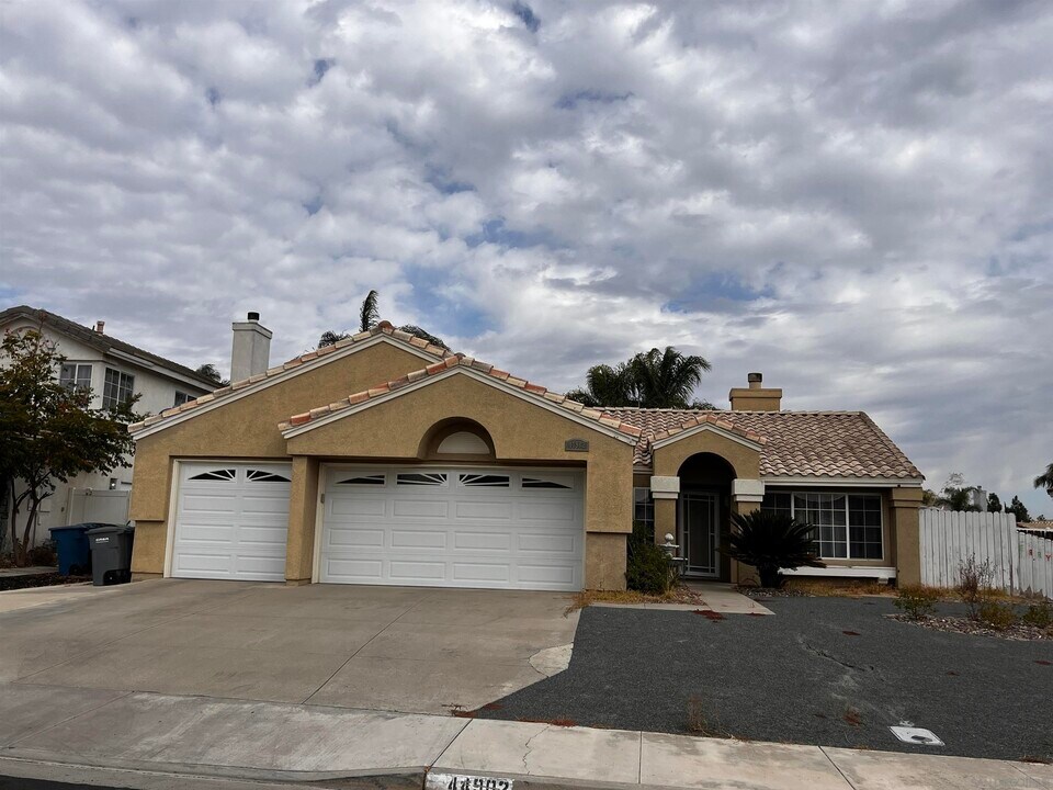 44902 Cam Alamosa in Temecula, CA - Building Photo