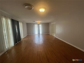 943 S Pecan Ave in Luling, TX - Building Photo - Building Photo