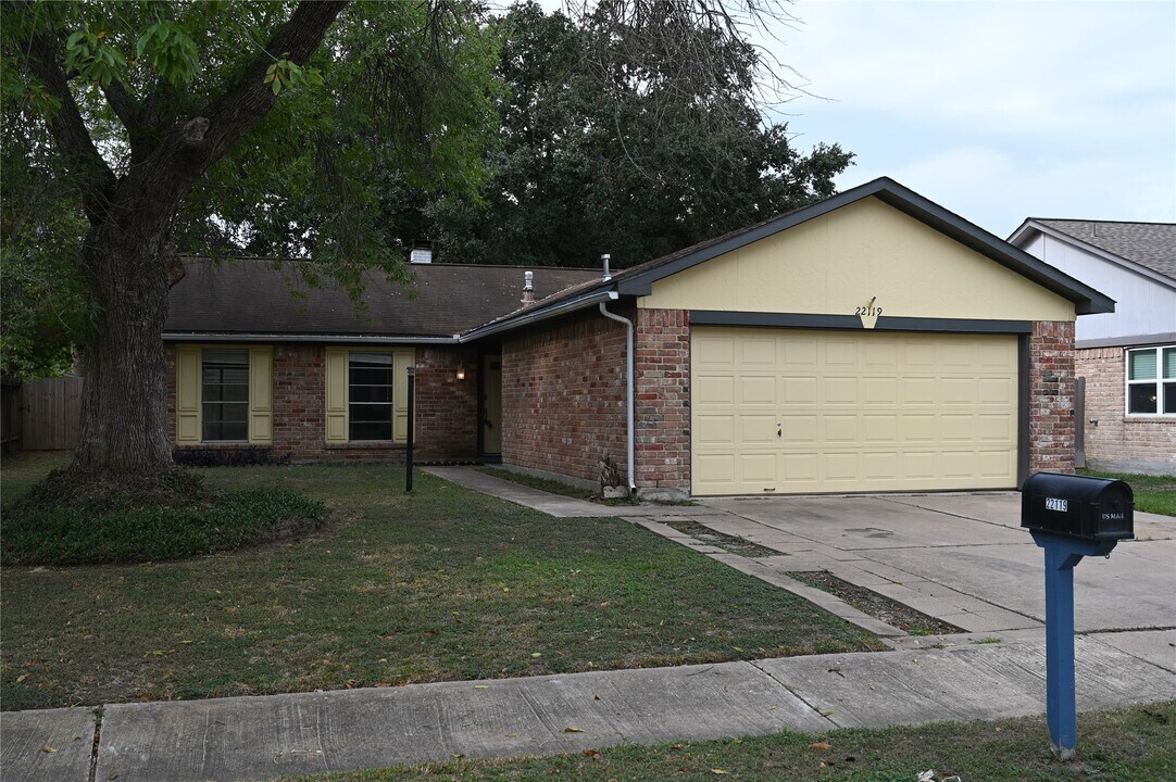 22119 Singing Spurs Dr in Katy, TX - Building Photo