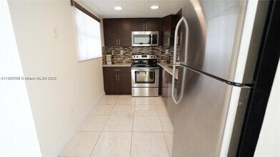 9180 Fontainebleau Blvd in Miami, FL - Building Photo - Building Photo