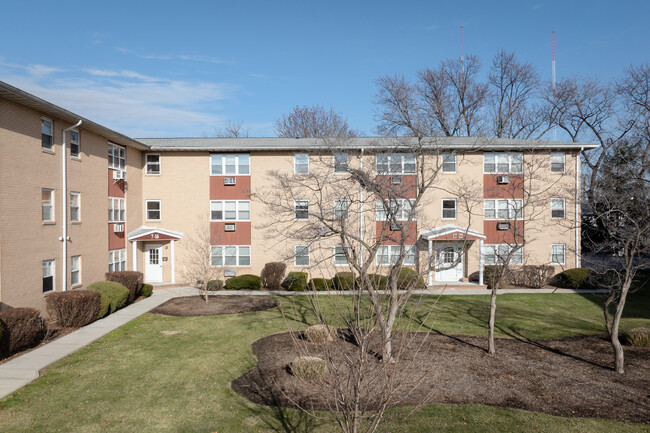 Chateau Gardens in Secaucus, NJ - Building Photo - Building Photo