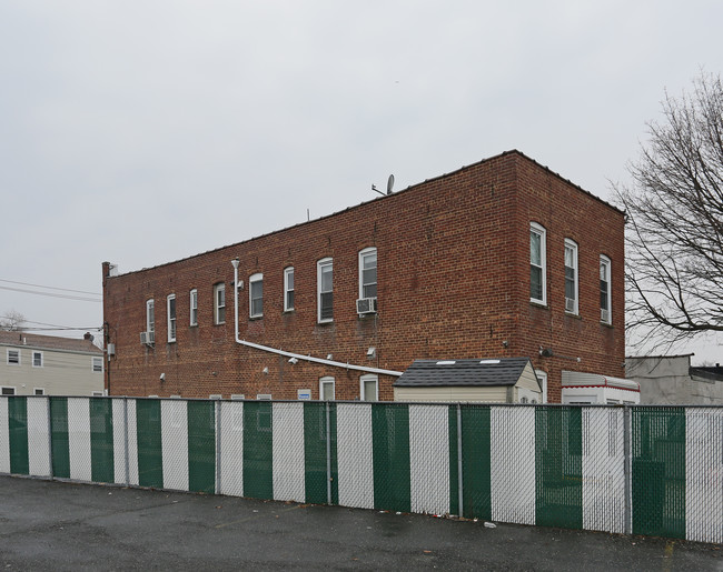 7 Huntington Ave in Lynbrook, NY - Building Photo - Building Photo