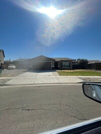 327 Capistrano St in Los Banos, CA - Foto de edificio - Building Photo