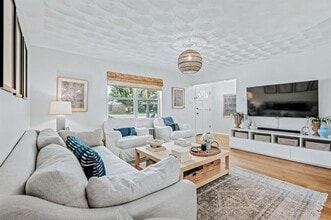 10642 Mapleridge Dr in Dallas, TX - Building Photo - Building Photo