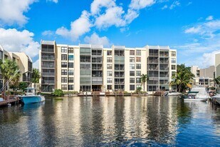 9 Royal Palm Way in Boca Raton, FL - Building Photo
