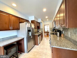 7334 Rockford Dr in Falls Church, VA - Foto de edificio - Building Photo
